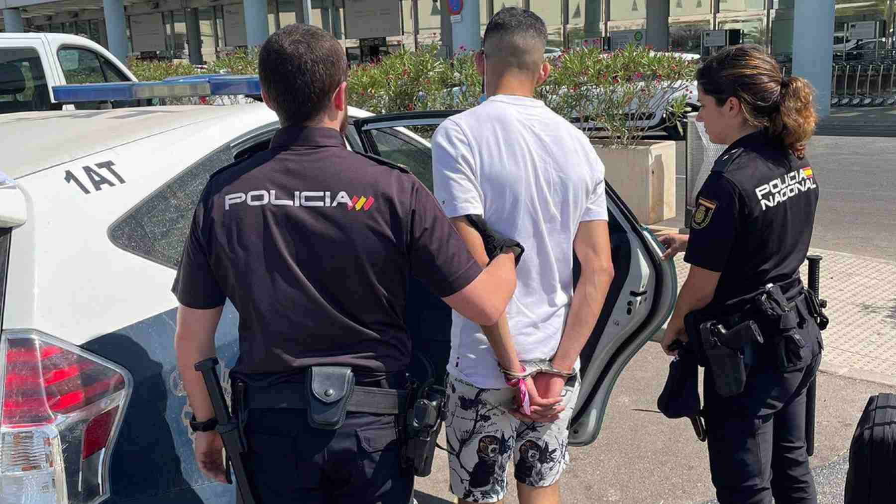 Momento de la detención del joven argelino en el aeropuerto de Palma.