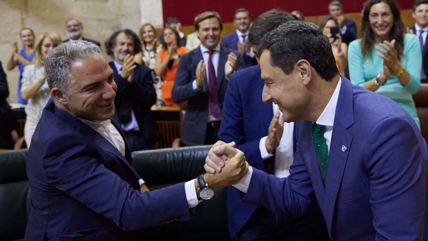 Juanma Moreno y Elías Bendodo celebran la investidura del presidente de la Junta de Andalucía (EUROPA PRESS).