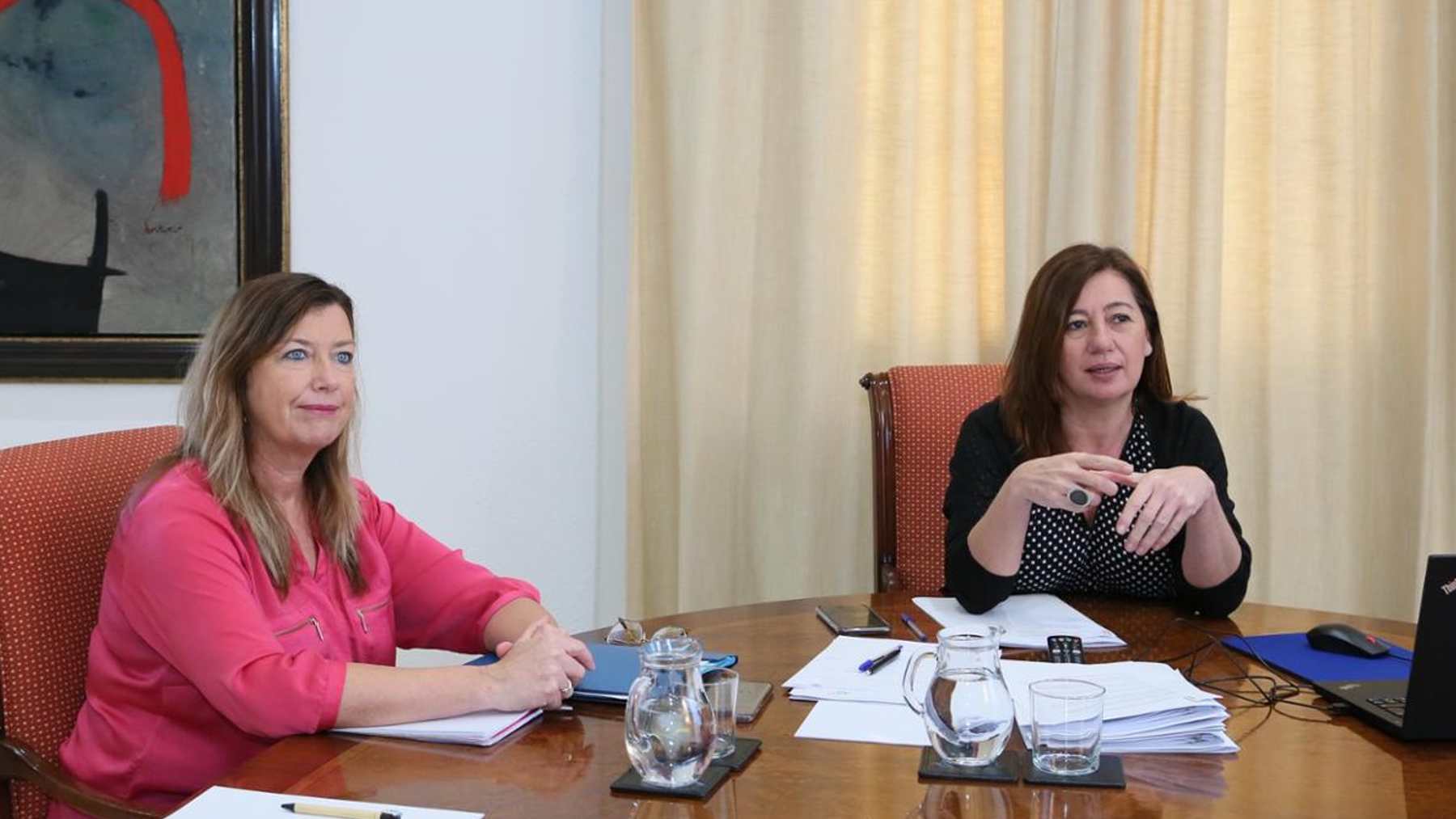 La consellera de Salud, Patricia Gómez con la presidenta del Govern balear, Francina Armengol.