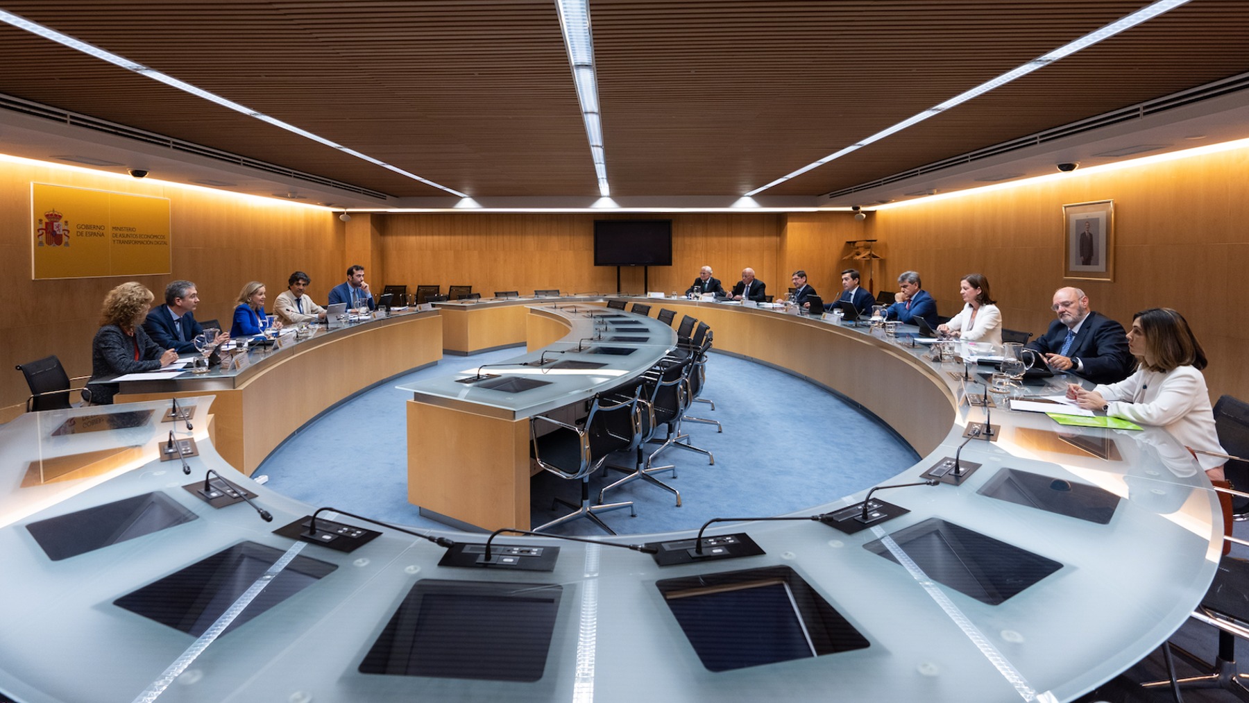 Imagen de la reunión mantenida hoy viernes en el Ministerio de Economía entre la vicepresidenta y los representantes del sector financiero español, enviada por Economía.