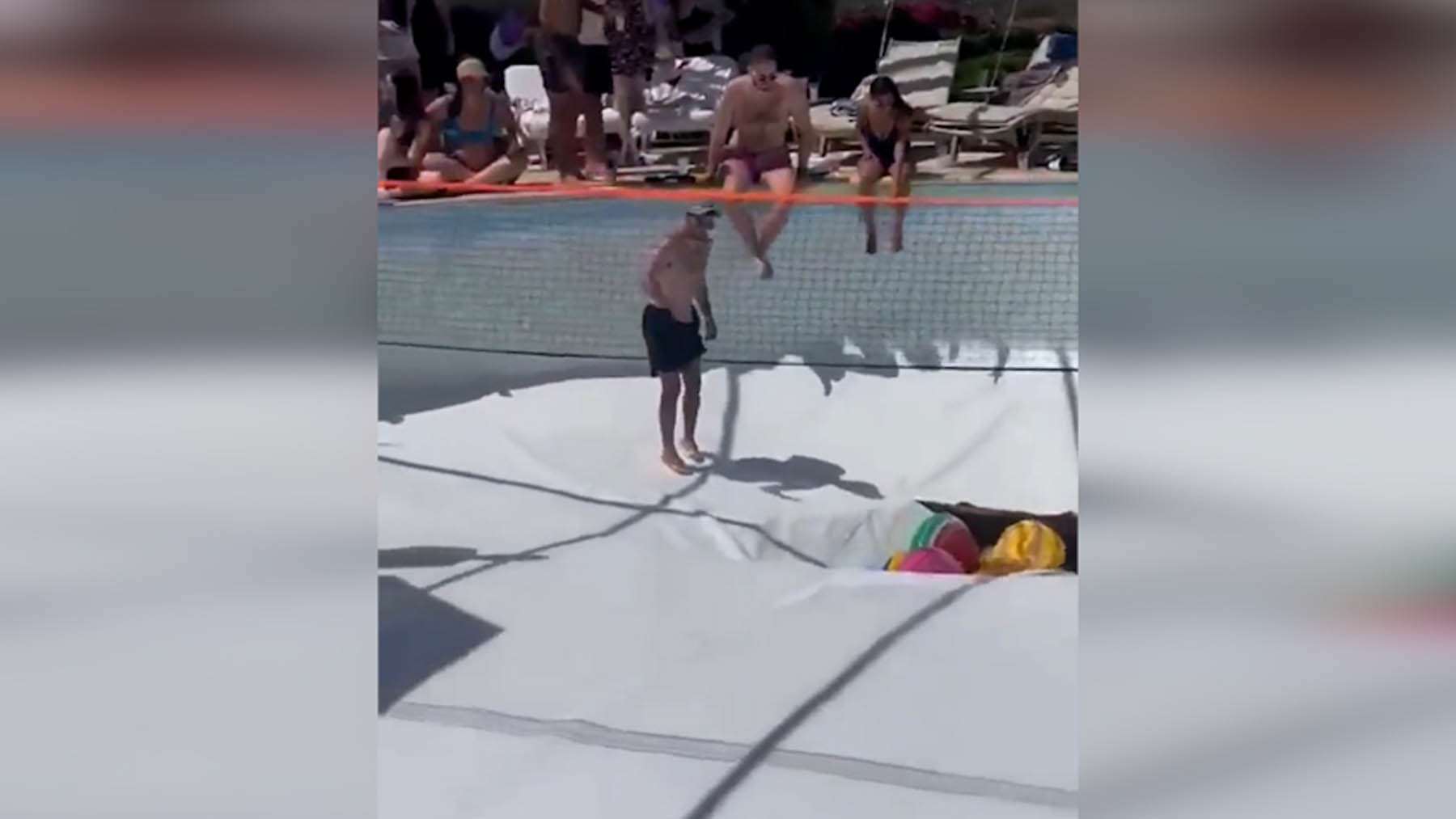 Una piscina se ‘traga’ a dos personas