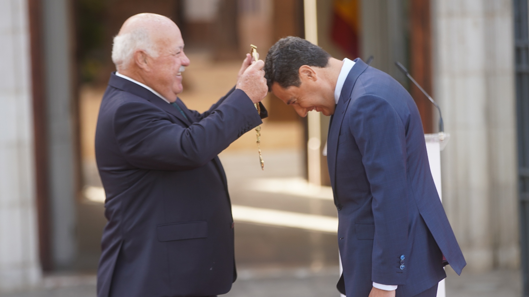 El presidente del Parlamento, Jesús Aguirre, impone la medalla de la Junta de Andalucía a Juanma Moreno (EUROPA PRESS).