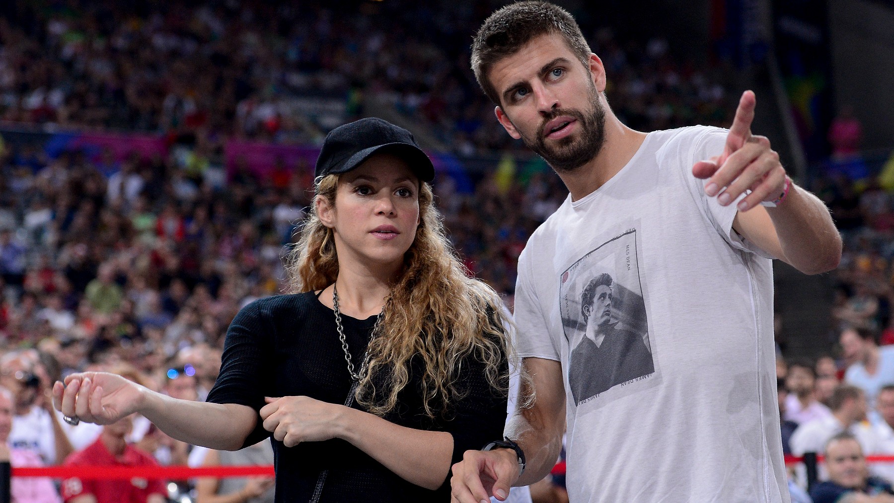 Shakira y Piqué, en un partido hace tiempo. (AFP)