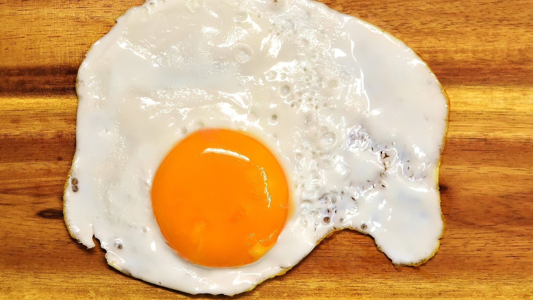 El truco que no conoce casi nadie para hacer huevos fritos en el
