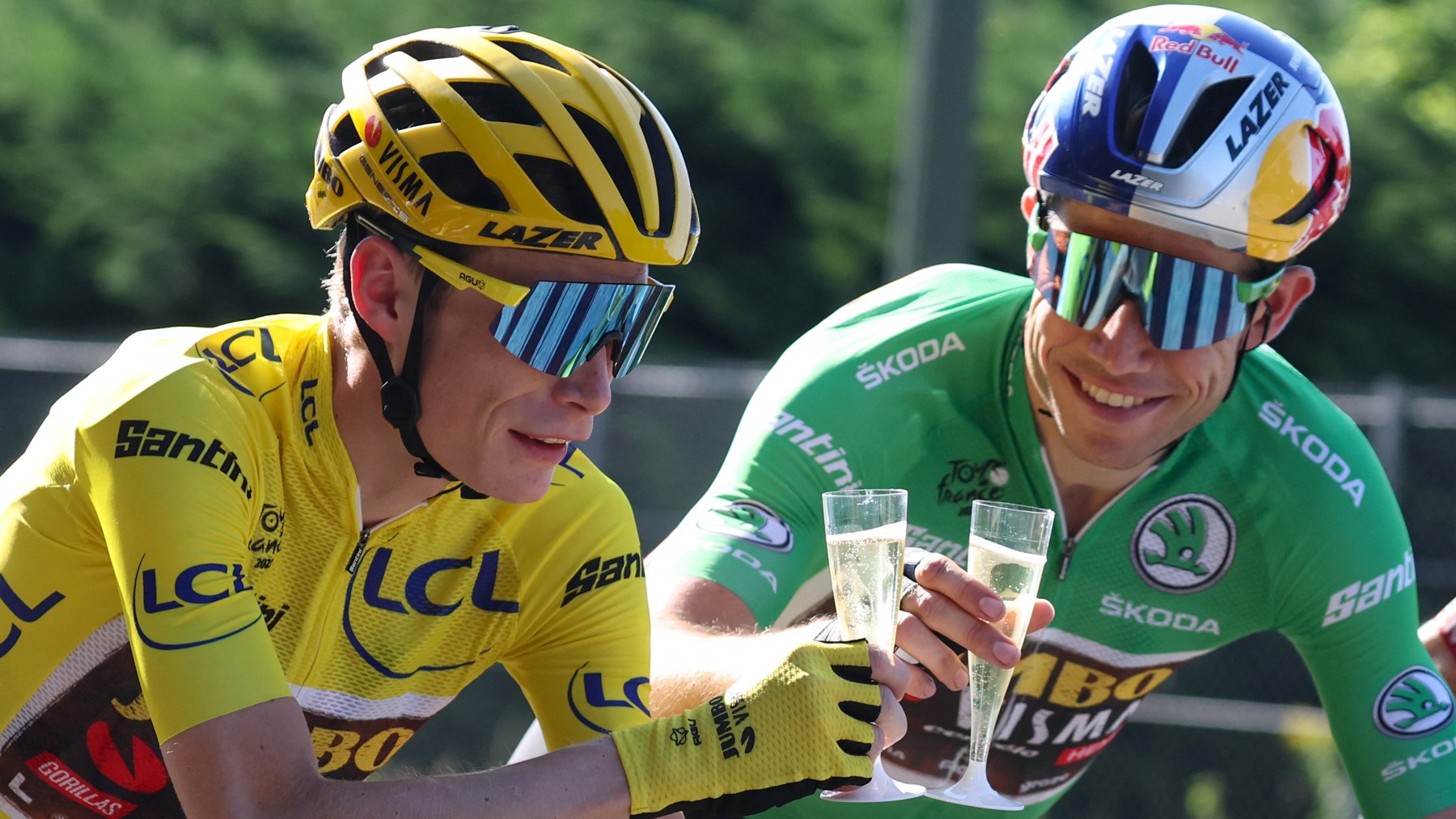 Vingegaard y Van Aert brindan durante la última etapa del Tour de Francia. (AFP)