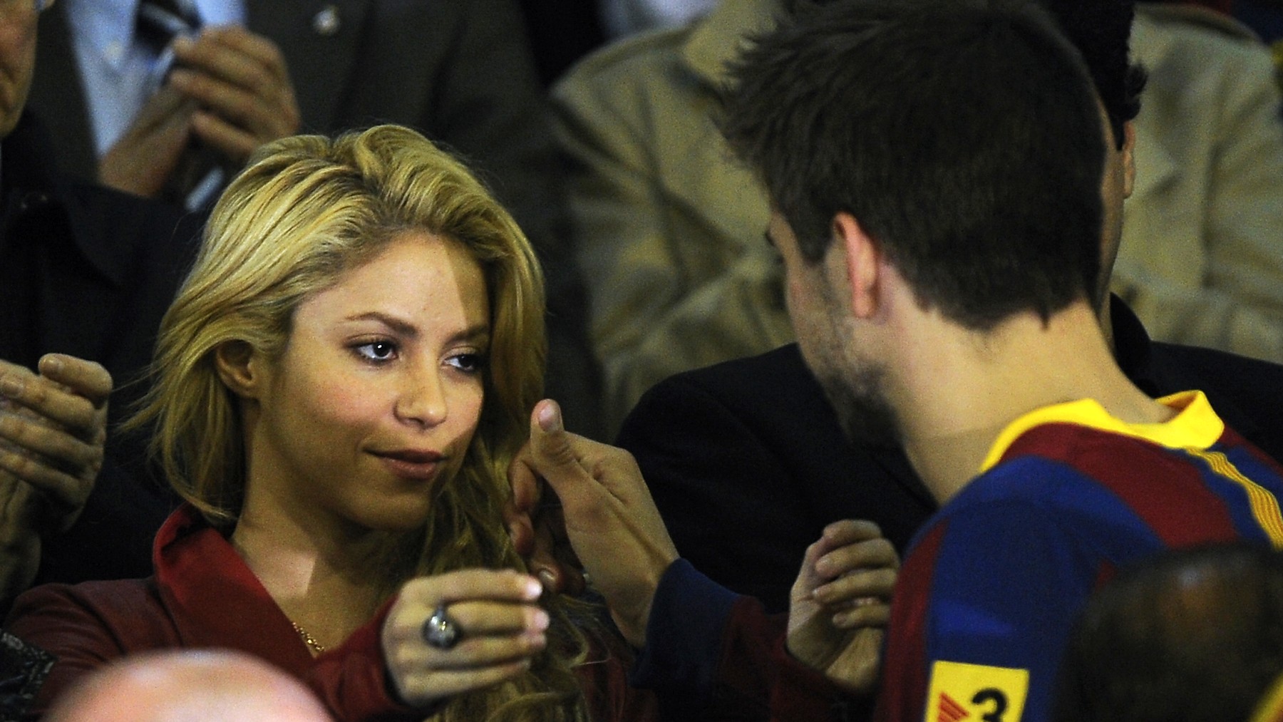 Shakira saluda a Piqué en un partido del Barça. (Getty)