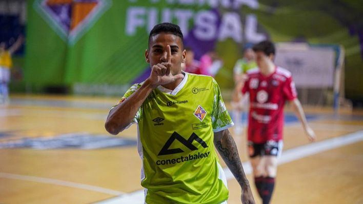 Cléber celebra un gol con la camiseta del Palma Futsal