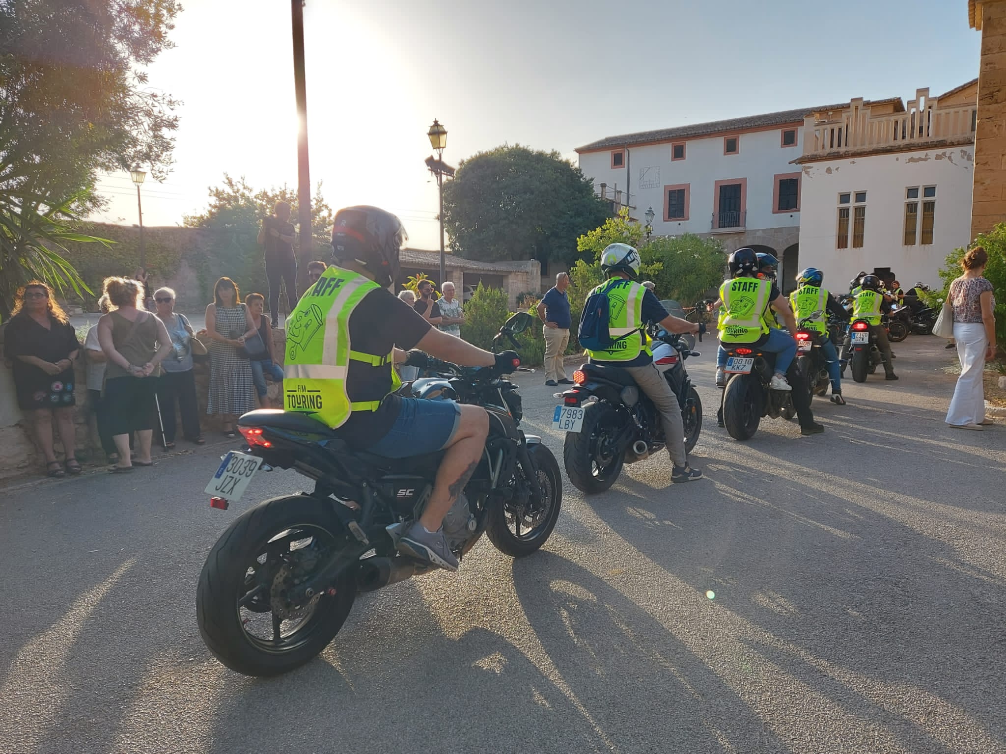 Decenas de moteros se dieron cita en el funeral de Balaguer en el Monasterio de la Real de Palma.