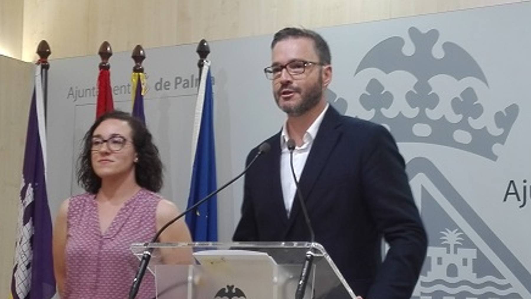 El alcalde de Palma, José Hila, y la concejala socialista de Seguridad, Joana María Adrover.
