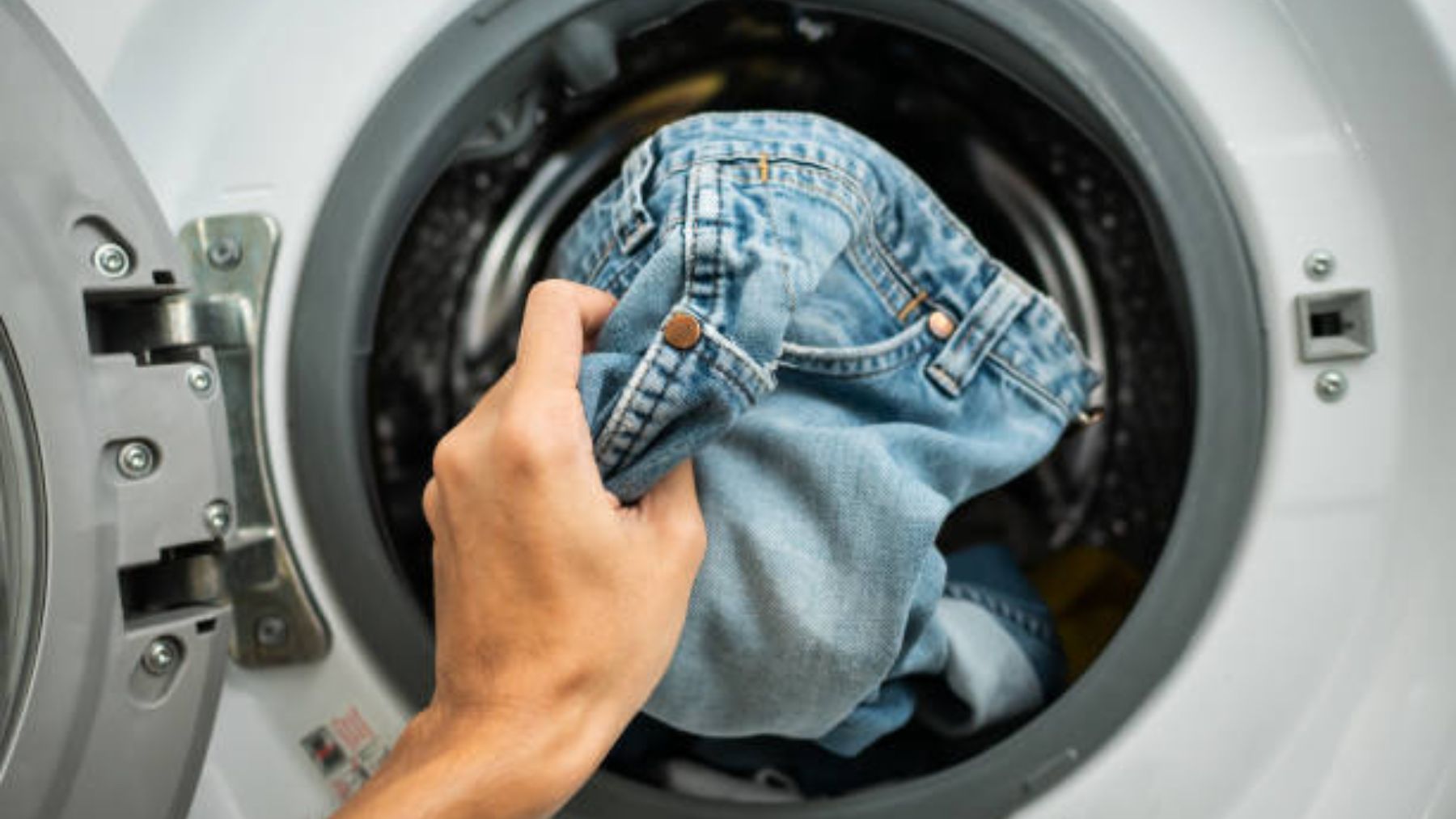 Descubre los errores que todos cometemos al lavar nuestros jeans
