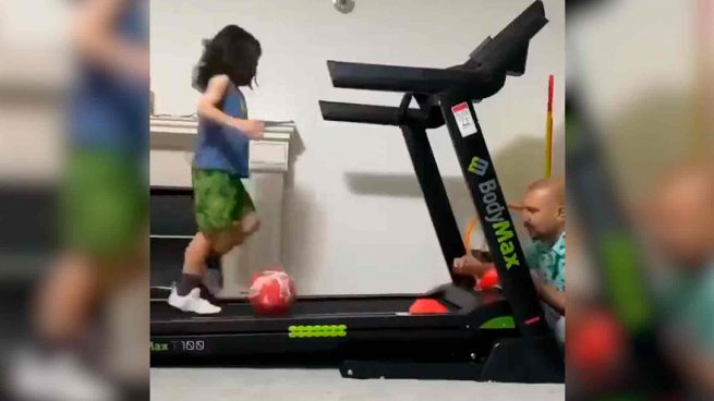 Uno de los vídeos del verano: un padre entrena a su hijo en una cinta y el  final es digno de ver