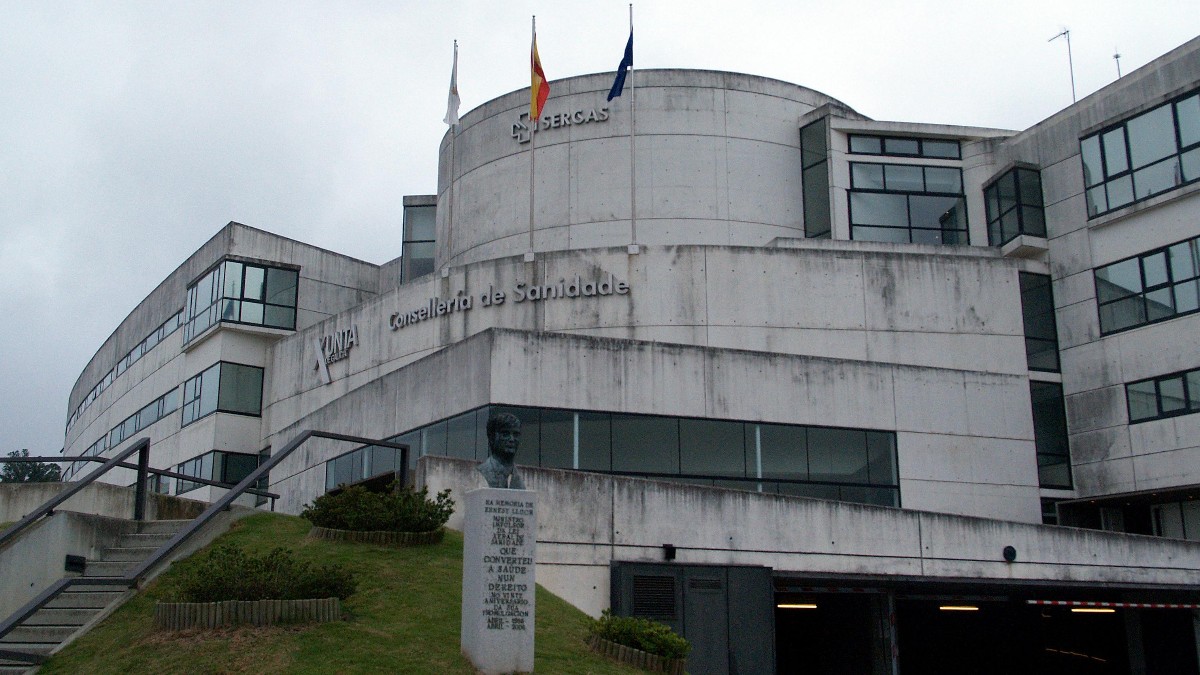 Exterior del edificio que acoge la Consellería de Sanidad de Galicia (La Coruña).