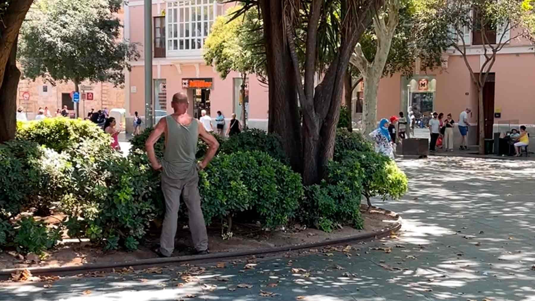 Indigente orina en la Plaza España de Palma.