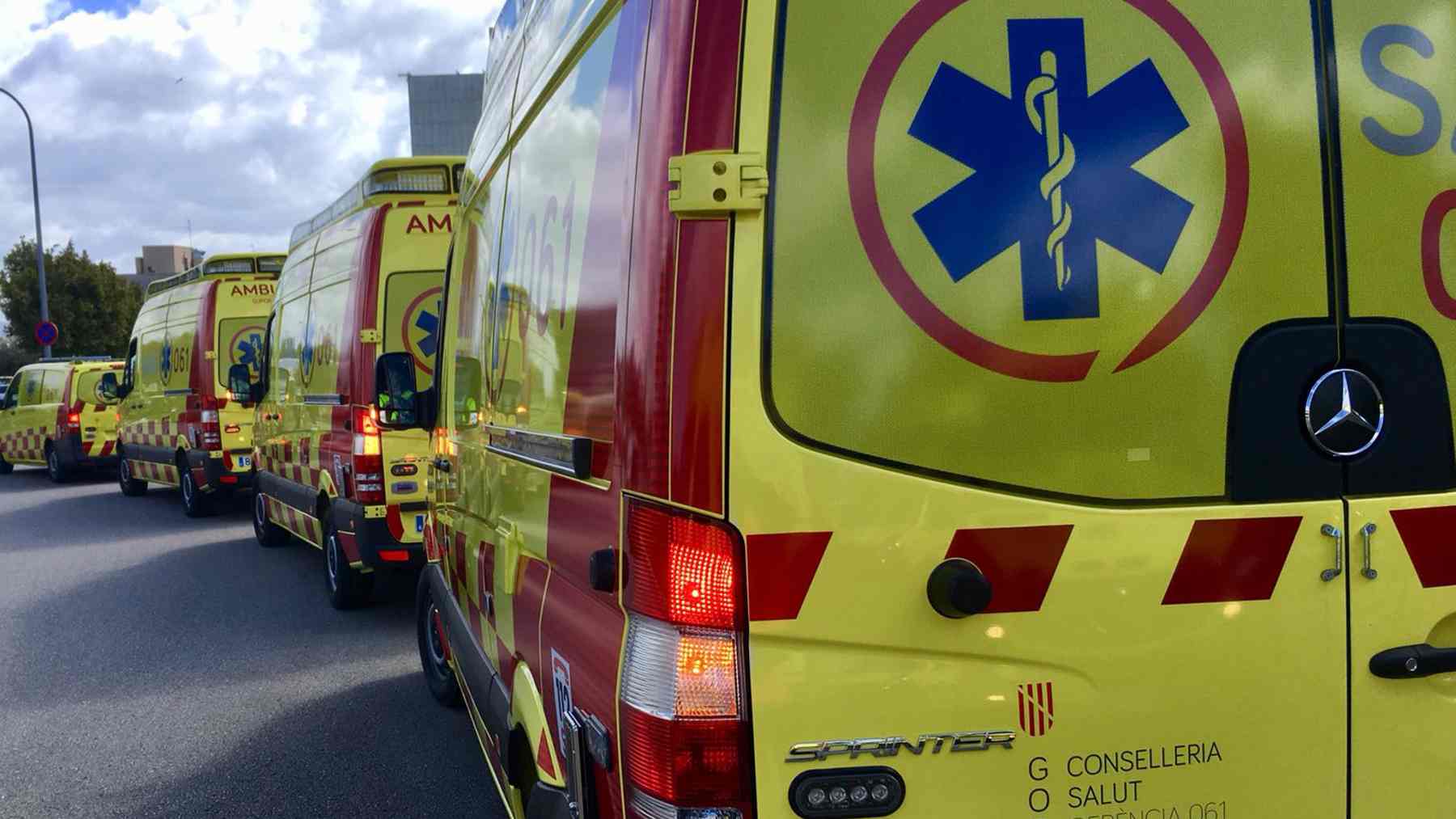 Ambulancias estacionadas en un centro hospitalario.