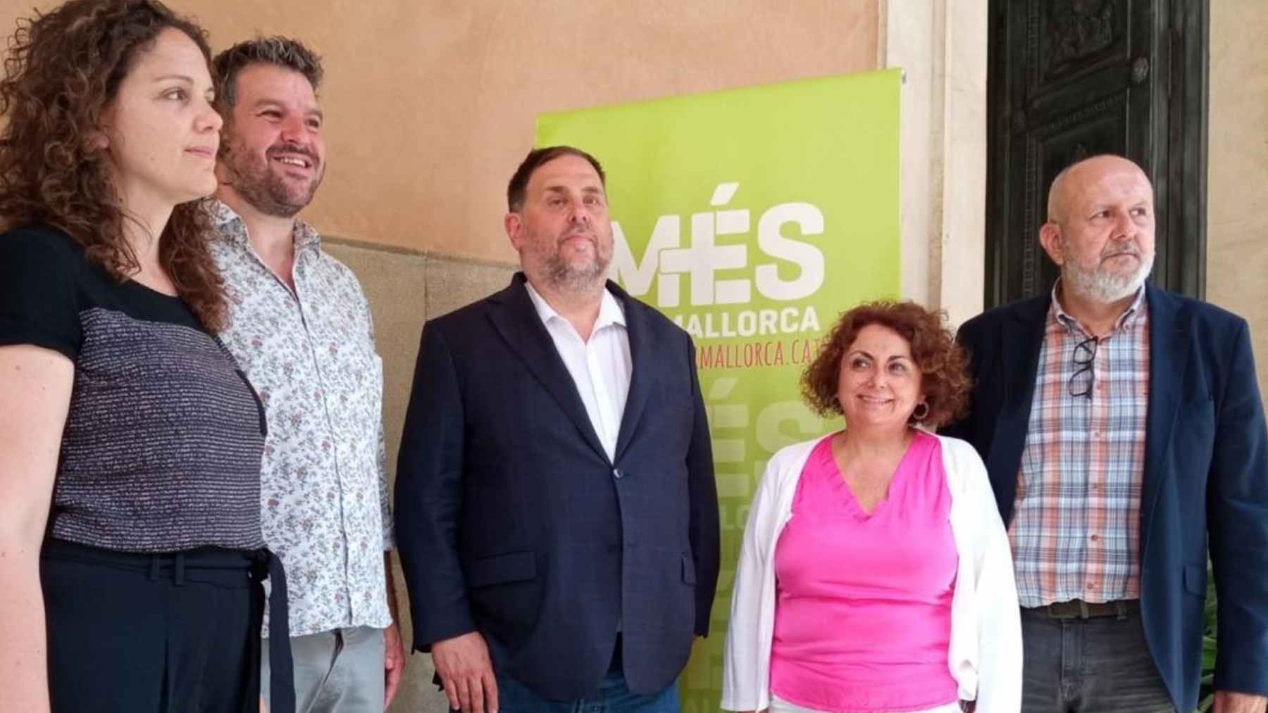 Dirigentes de Més con el condenado presidente de ERC, Oriol Junqueras.
