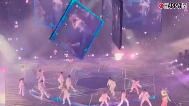 El concierto de la 'boyband' Mirror acaba en tragedia al caer una pantalla gigante sobre el escenario