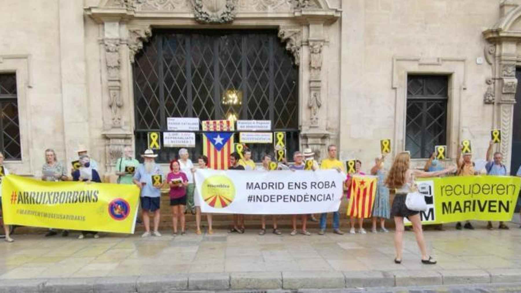 Concentración independentista contra la presencial del Rey en Mallorca en la plaza de Cort de Palma.