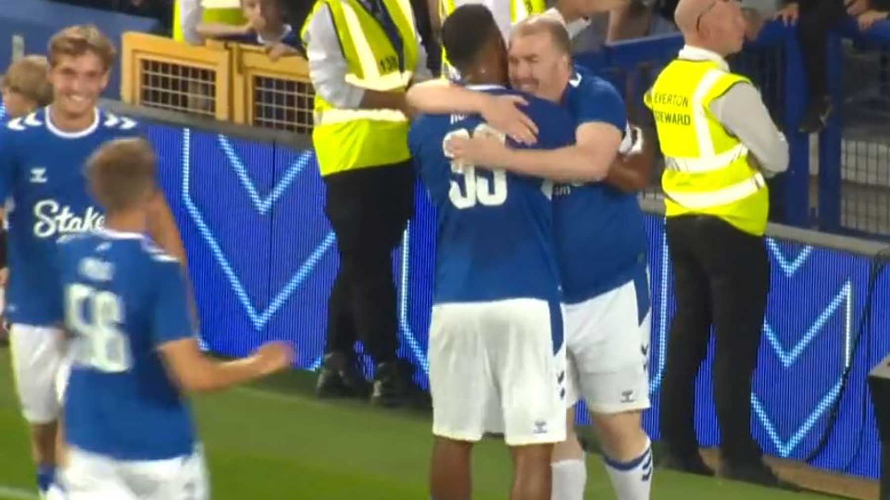 El aficionado del Everton celebra su gol en el amistoso ante el Dinamo de Kiev