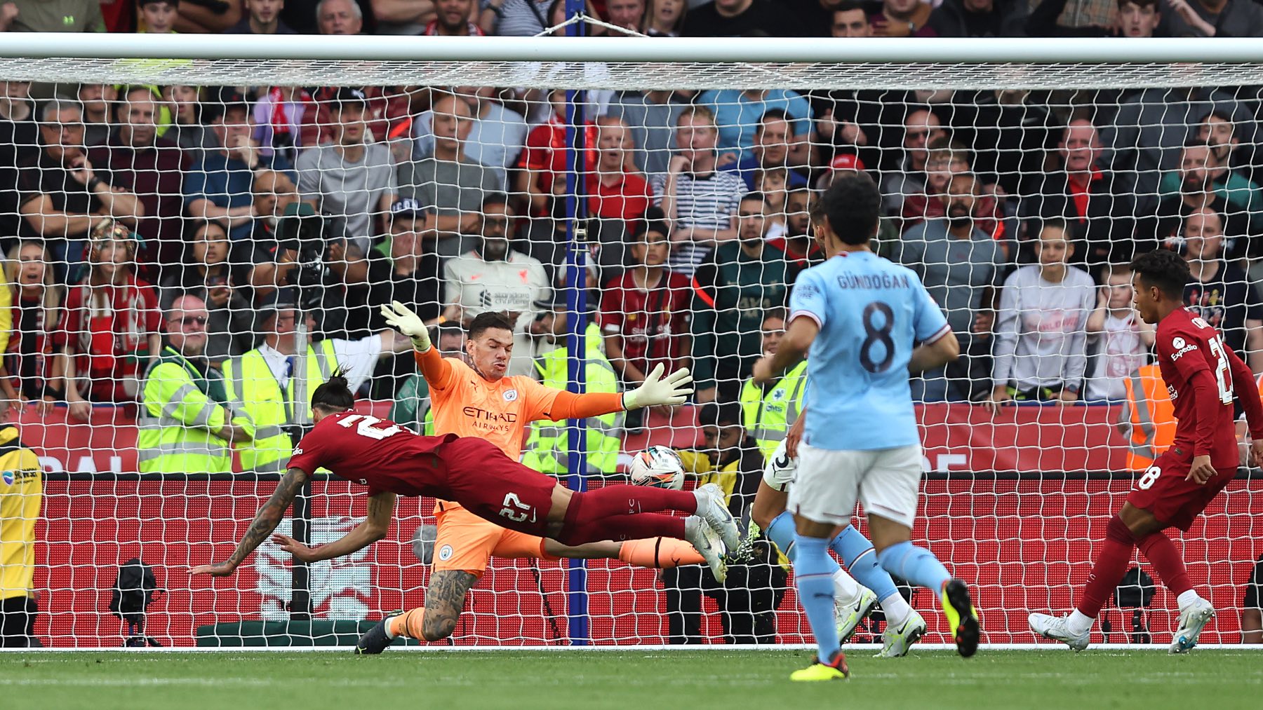 Darwin Núñez cabecea el tercero del Liverpool. (Getty)