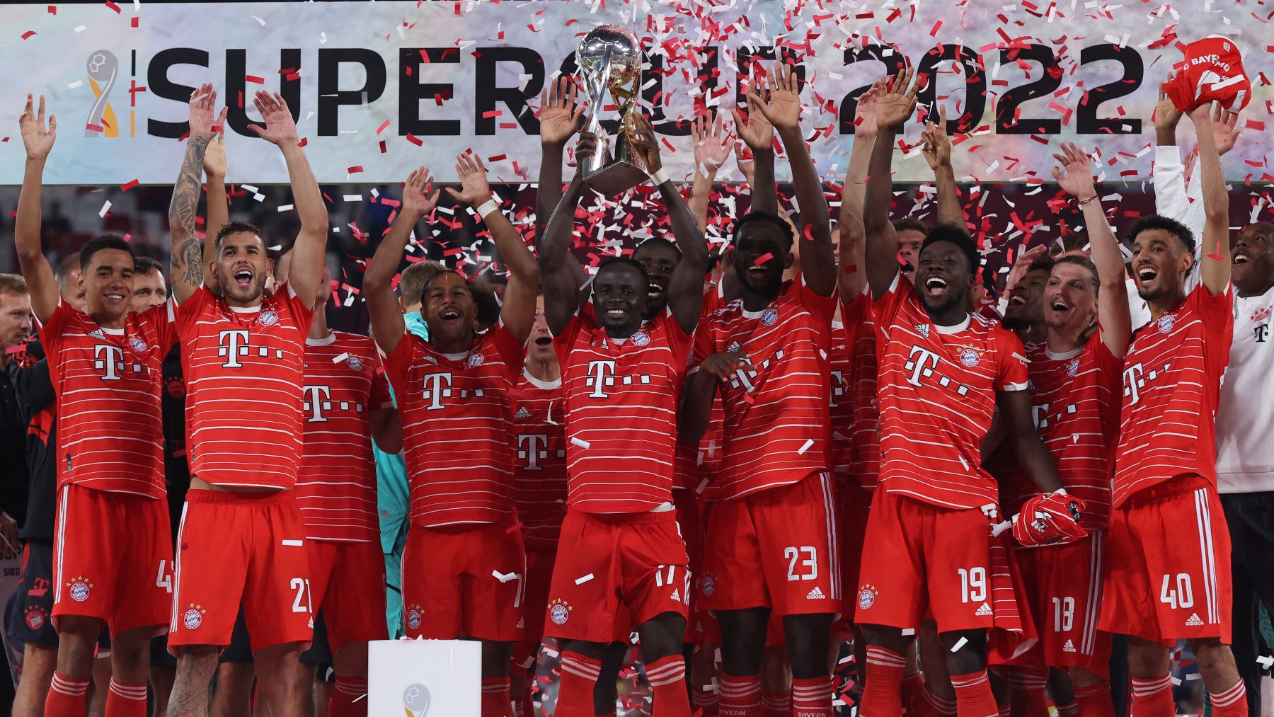 El Bayern levanta la supercopa alemana. (AFP)