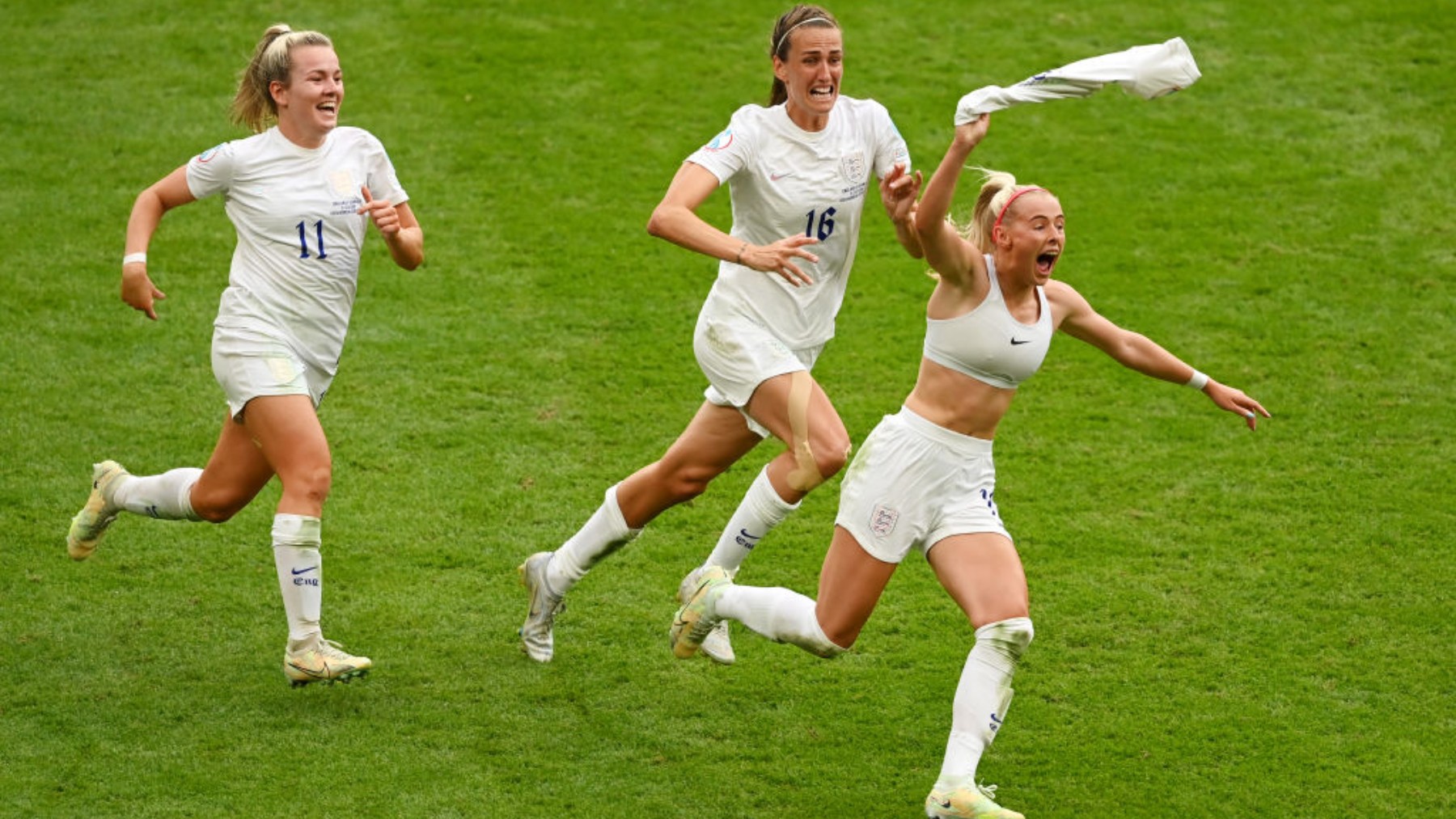 Chloe Kelly celebra el gol del triunfo de Inglaterra. (UEFA)