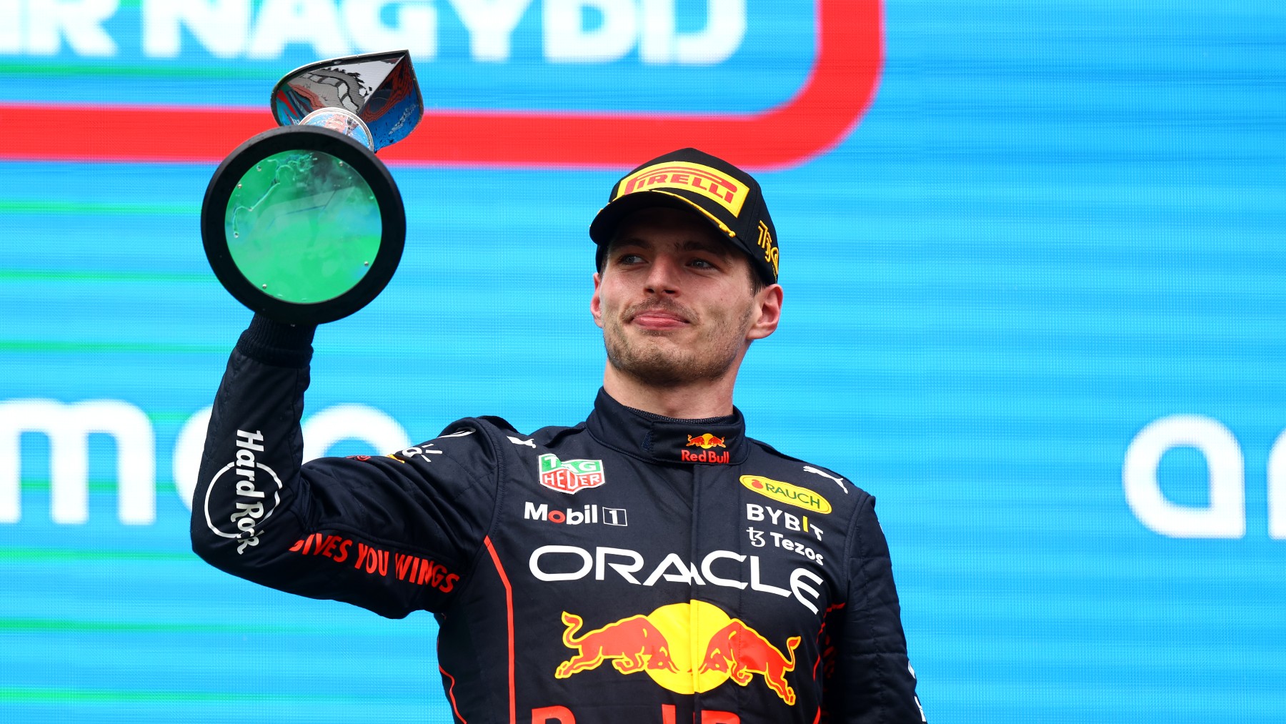 Verstappen con su trofeo de vencedor. (AFP)