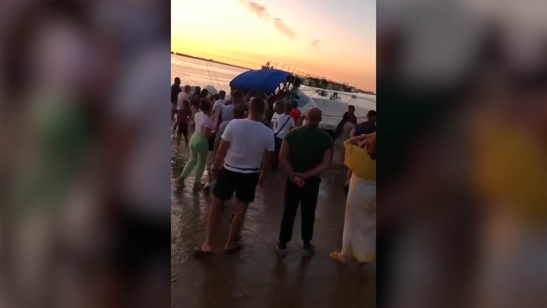 Una narcolancha en una playa de Cádiz provoca una avalancha de bañistas que quieren droga gratis.