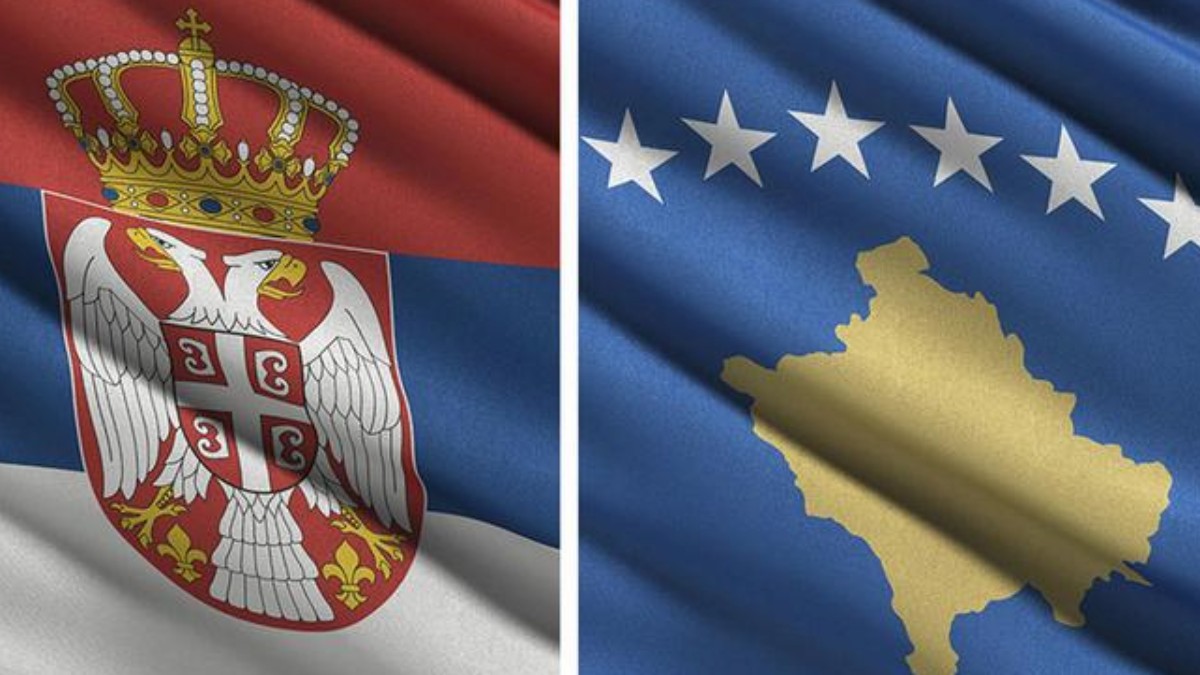 Banderas de Serbia y Kosovo.