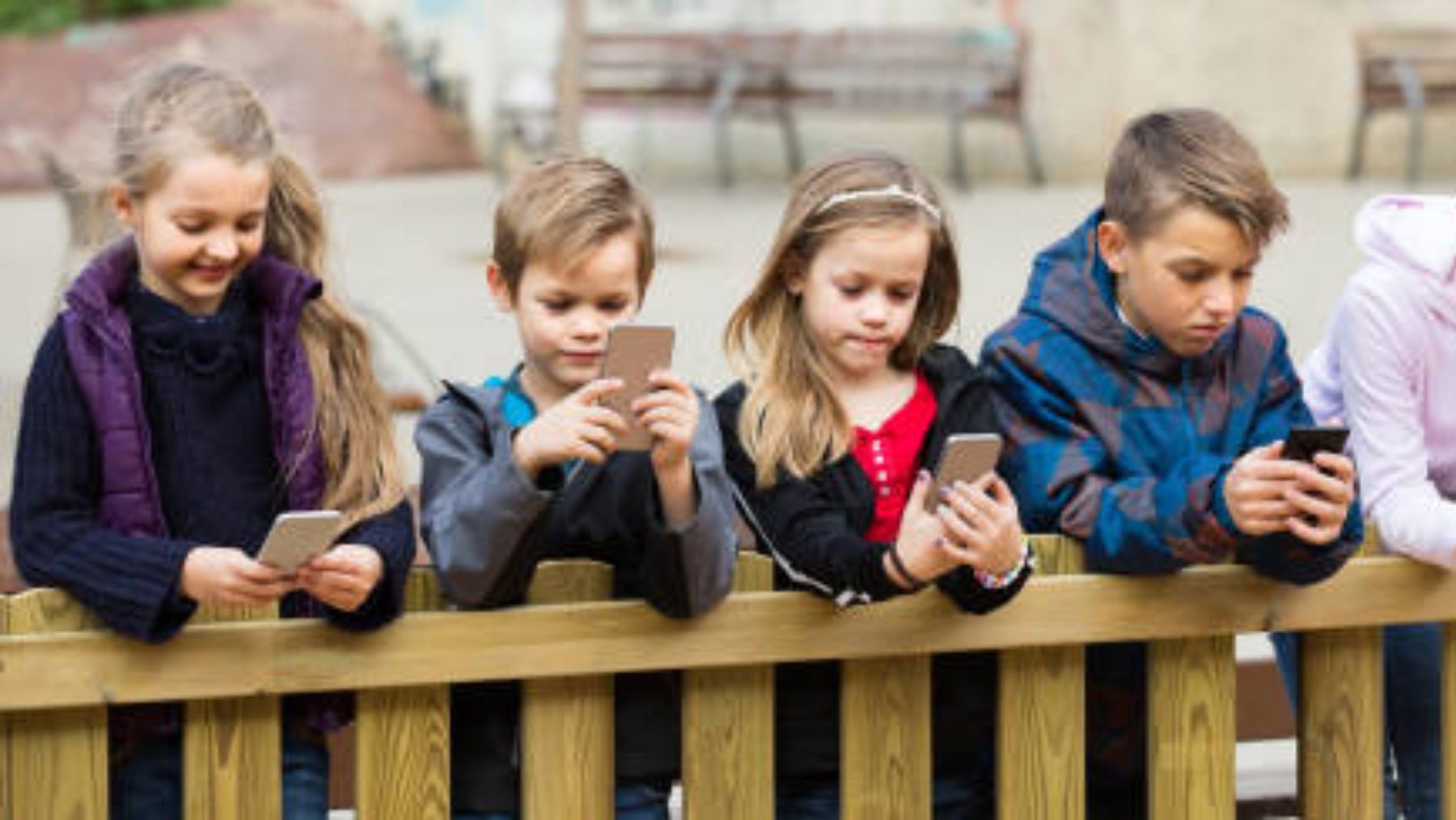 Esta es la edad ideal para regalar un móvil a los niños según una encuesta