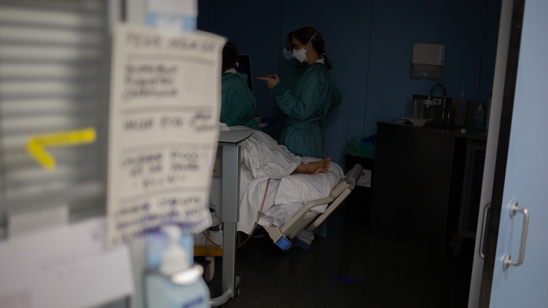 Personal sanitario visita a un paciente ingresado en la Unidad de Cuidados Intensivos –UCI.