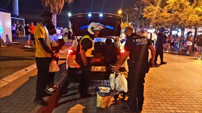 Actuación de la Policía Local de Palma contra la venta ambulante en la Playa de Palma.