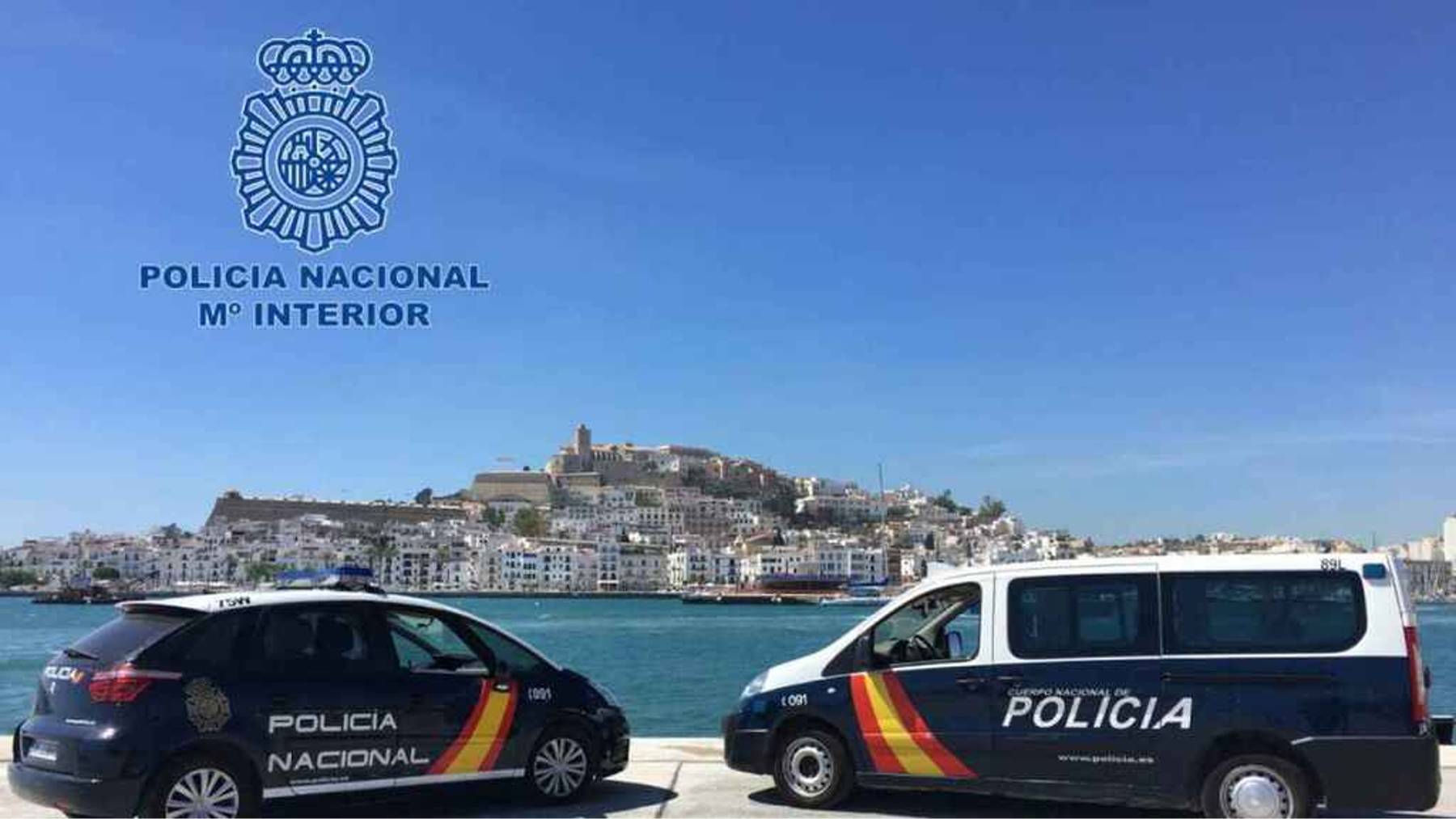 Dos coches de la Policía Nacional en Ibiza.