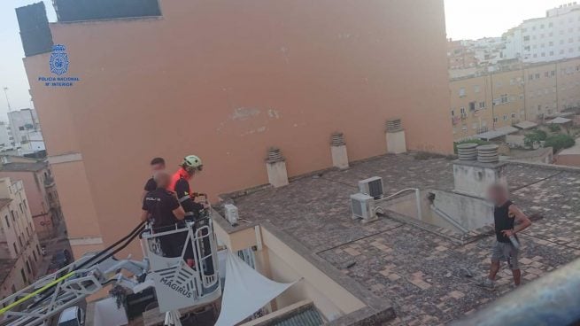 La Policía se dispone a detener al ladrón atrapado en una azotea con la ayuda de los bomberos.