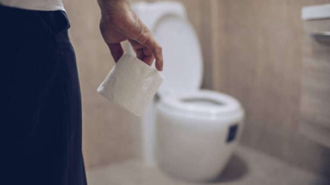 Nunca coloques el papel higiénico sobre el inodoro: este es el peligroso motivo