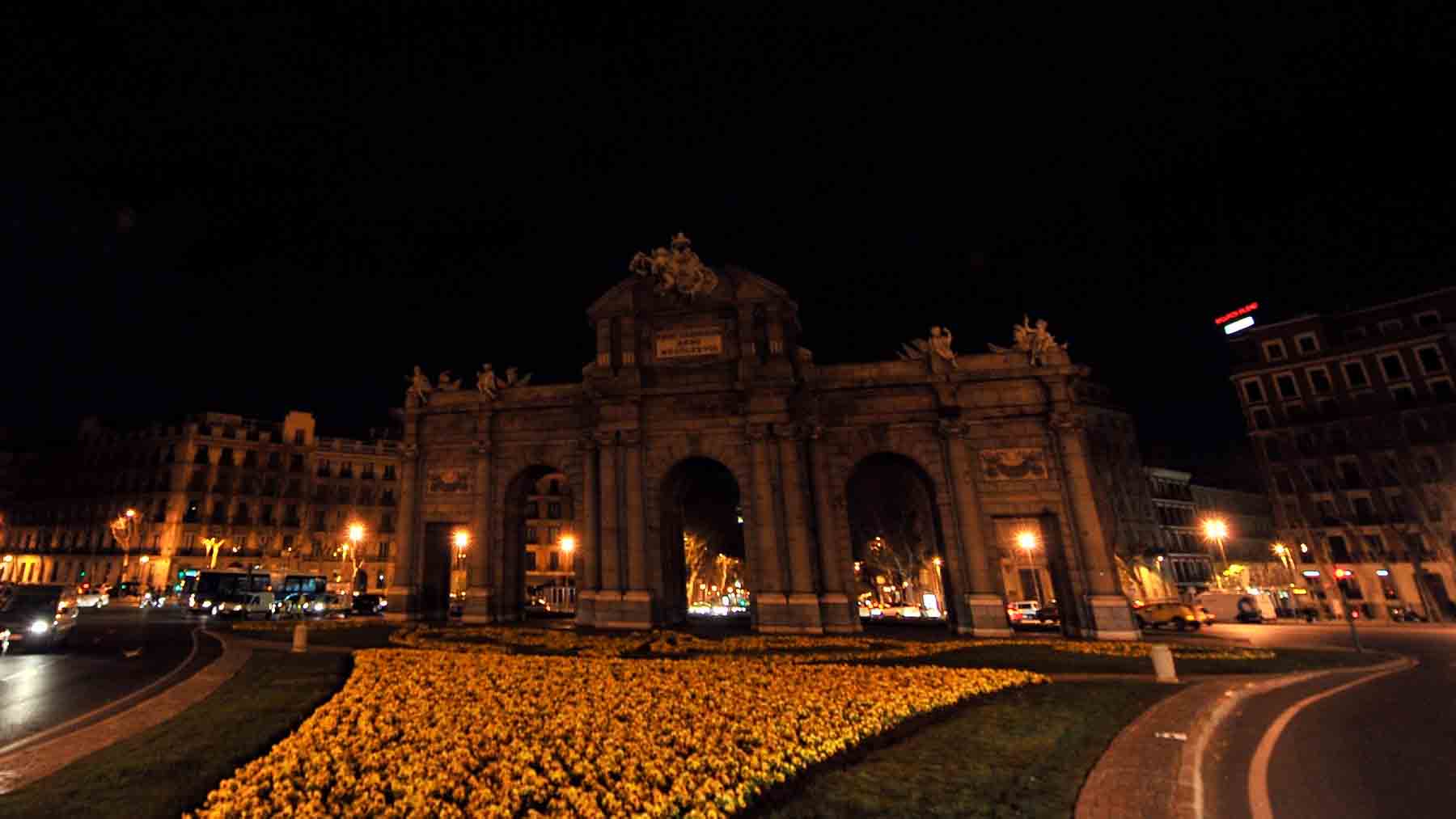 La Puerta de Alcalá de Madrid apagada