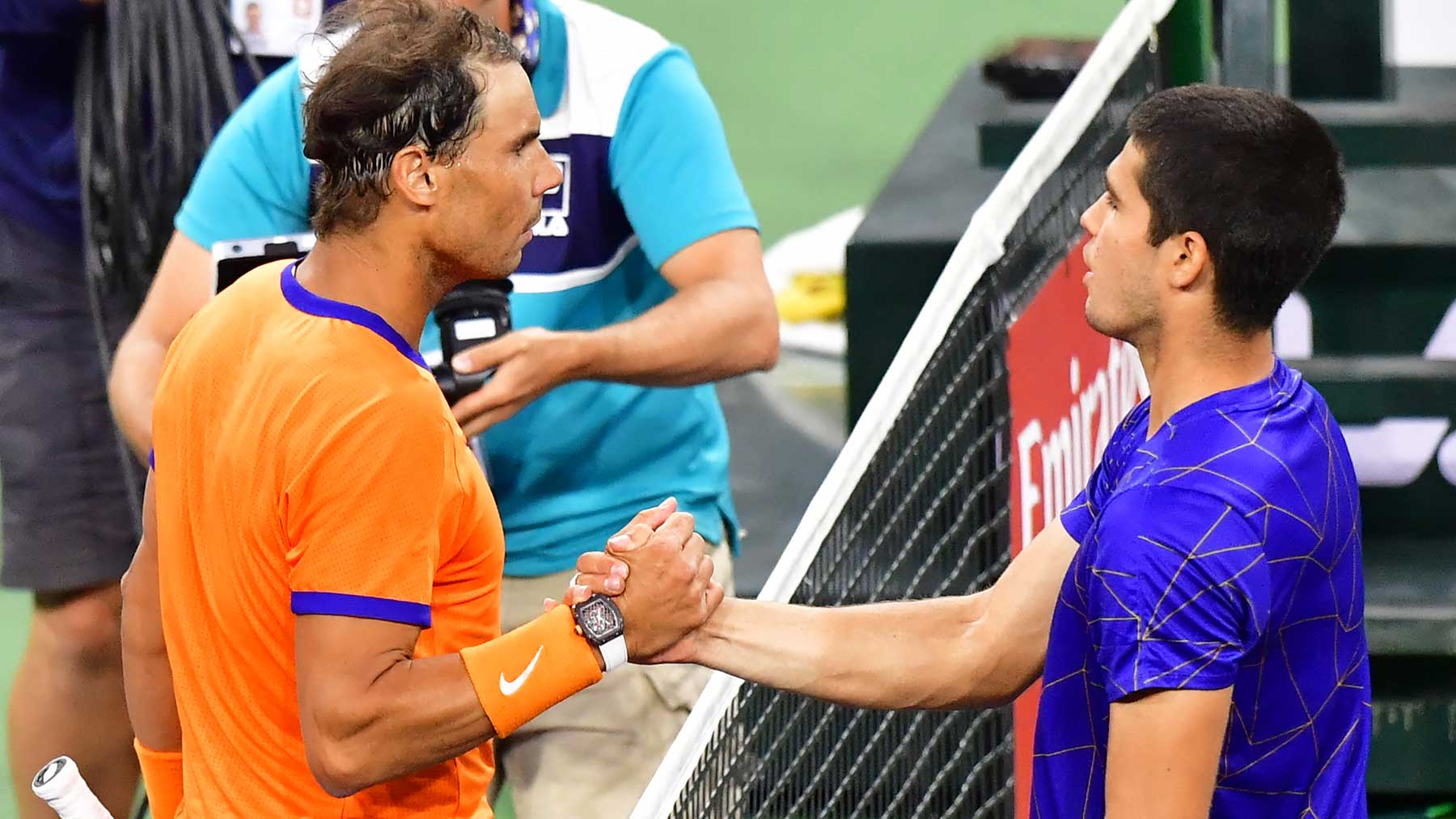 Nadal y Alcaraz se saludan tras la victoria del balear en Indian Wells (AFP)