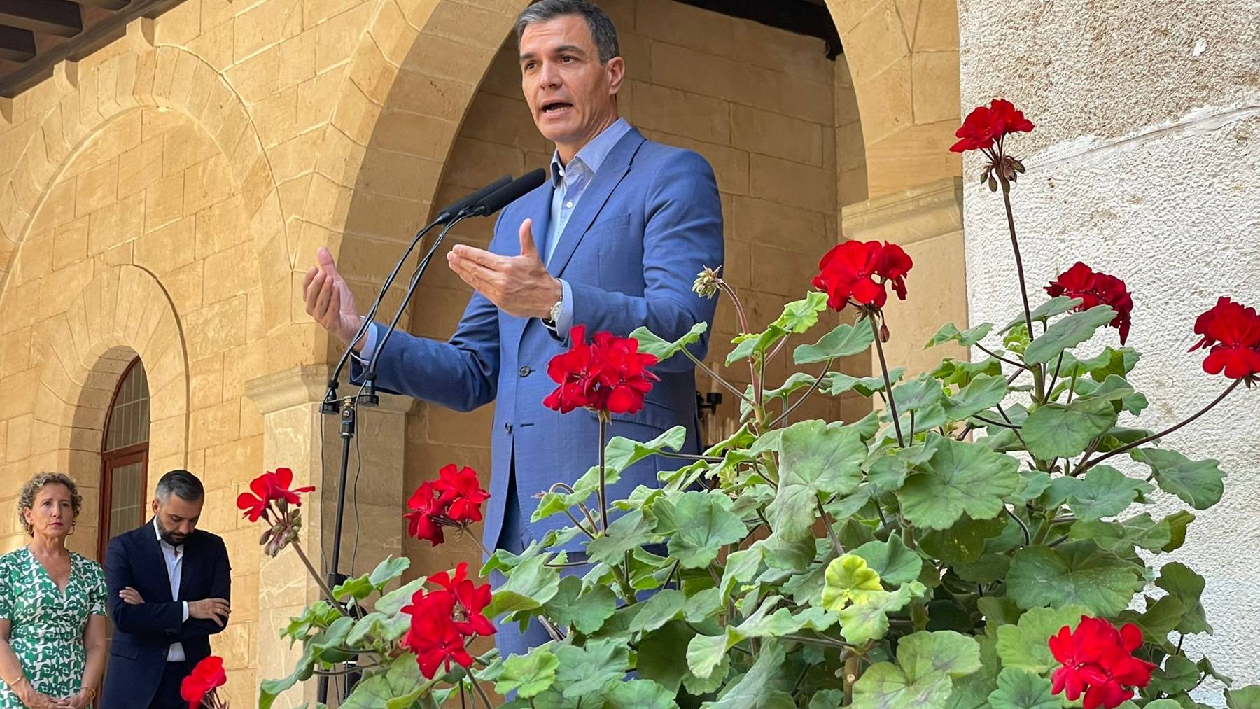 Pedro Sánchez en el Palacio de la Almudaina tras reunirse con el Rey.