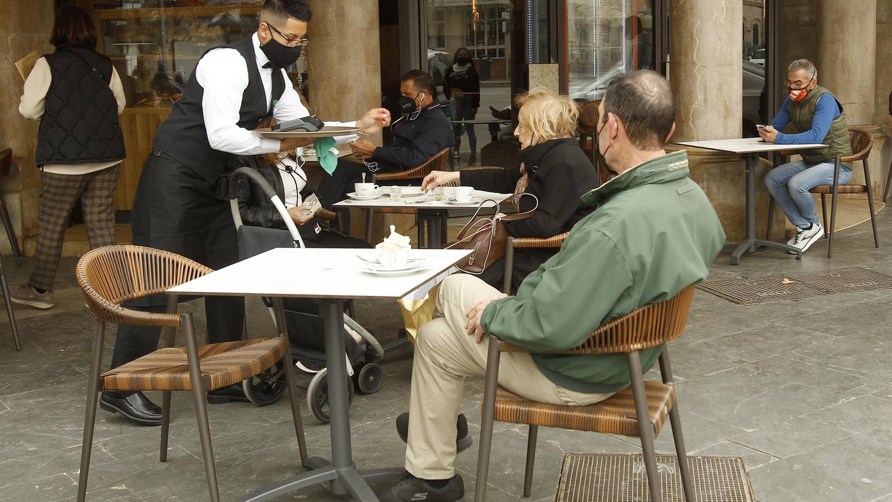 Un camarero atiende a varios clientes en  un bar de Palma. (Foto: Europa Press)