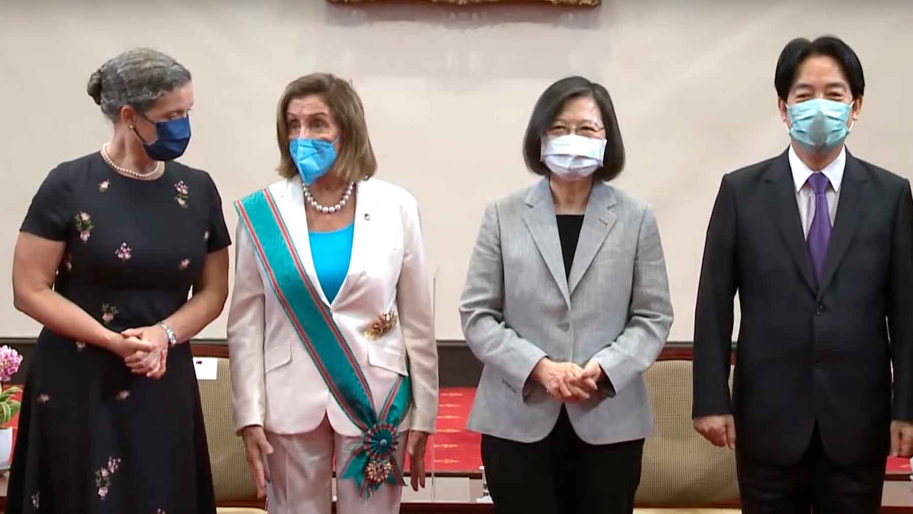 La presidenta de la Cámara de Representantes de Estados Unidos, Nancy Pelosi (i), con la presidenta de Taiwán, Tsai Ing Wen