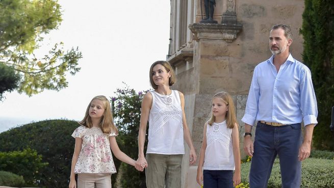 Felipe VI,Letizia y sus hijas en los jardines del Palacio de Marivent.