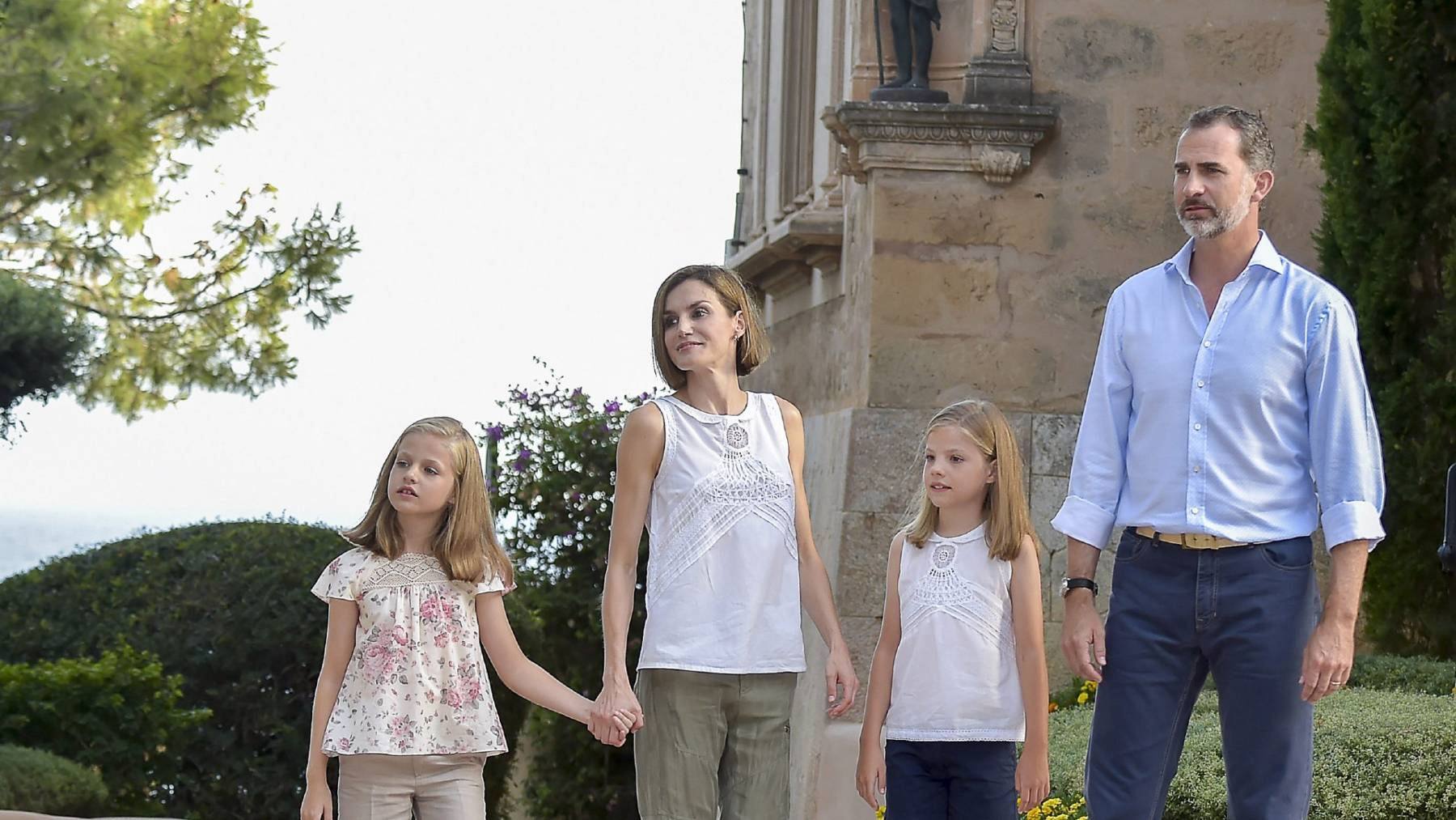 Los Reyes y sus hijas en los jardines del Palacio de Marivent.