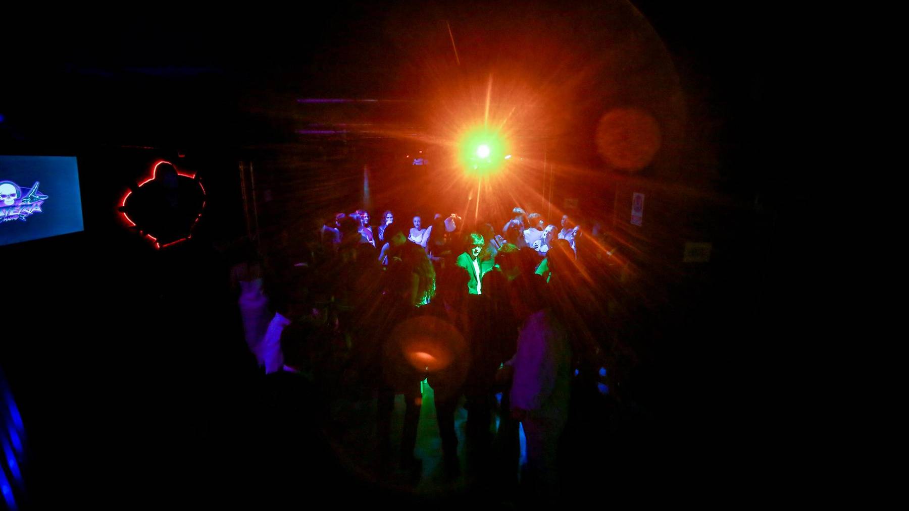 Varias personas en la pista de una discoteca. (Foto: Europa Press)