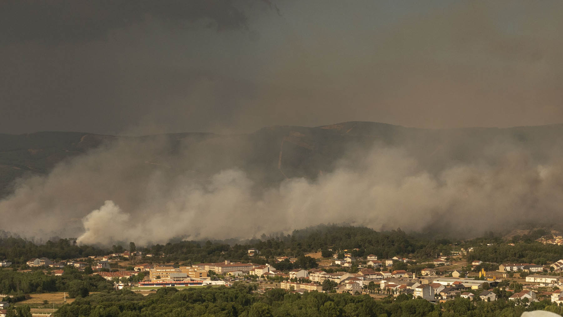 Fuego alrededor de Verín (Foto: EFE).