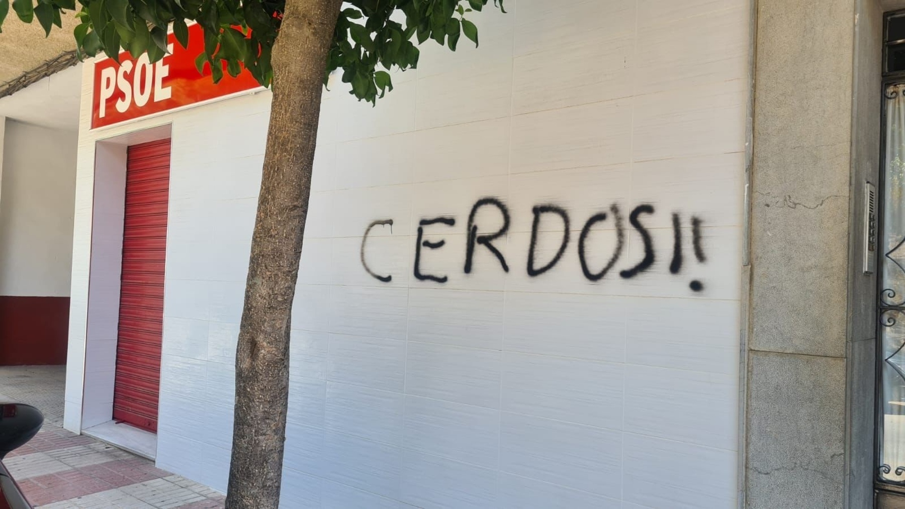 Pintada en la fachada de la sede del PSOE en Bailén (PSOE).