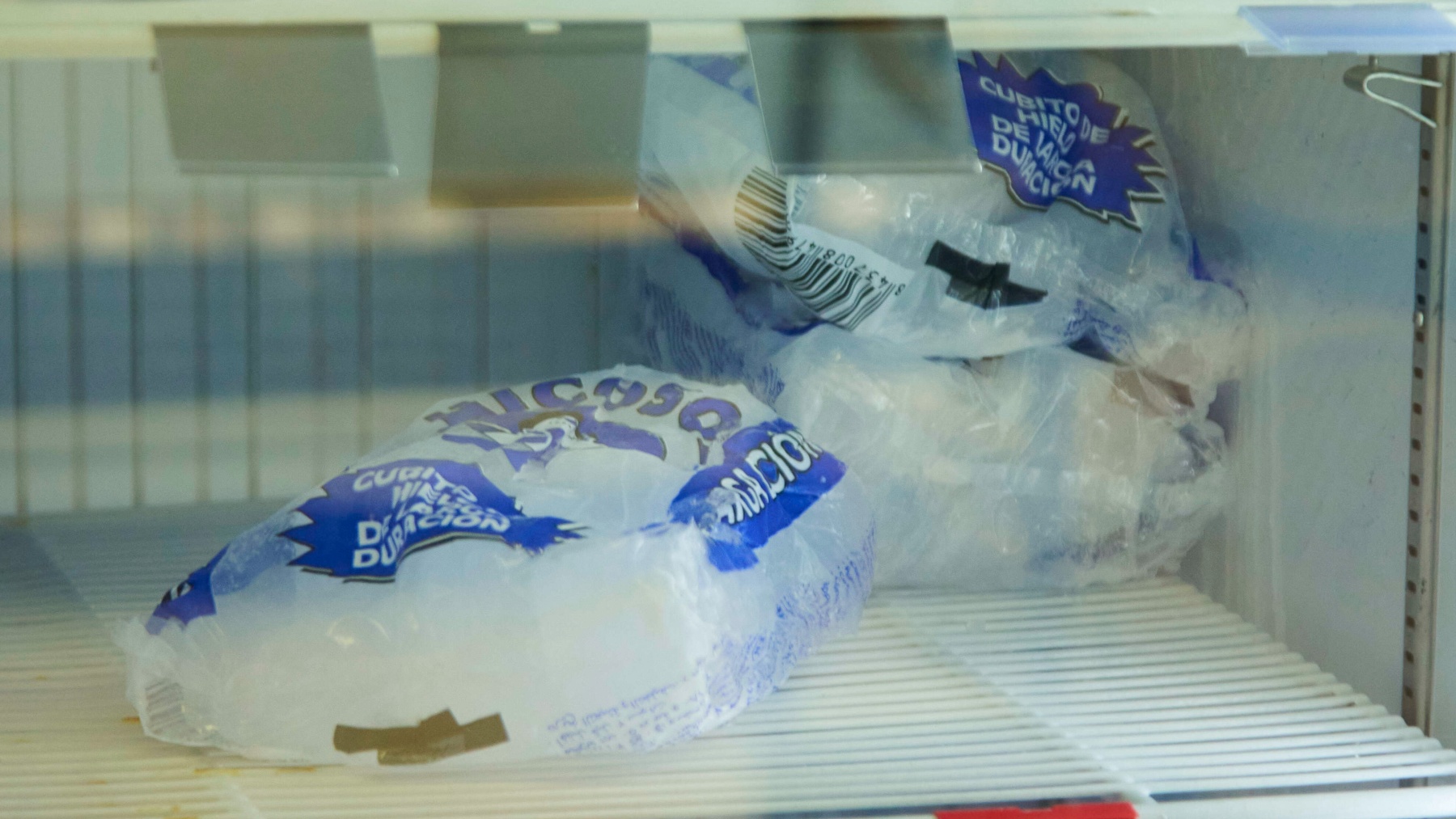 Bolsas de hielo en un supermercado de Sevilla (EUROPA PRESS).