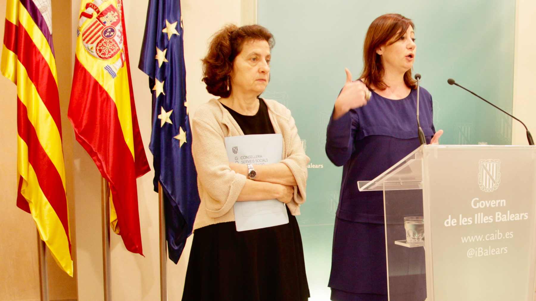 La consellera de Asuntos Sociales del Govern balear, Fina Santiago con la presidenta, Francina Armengol.