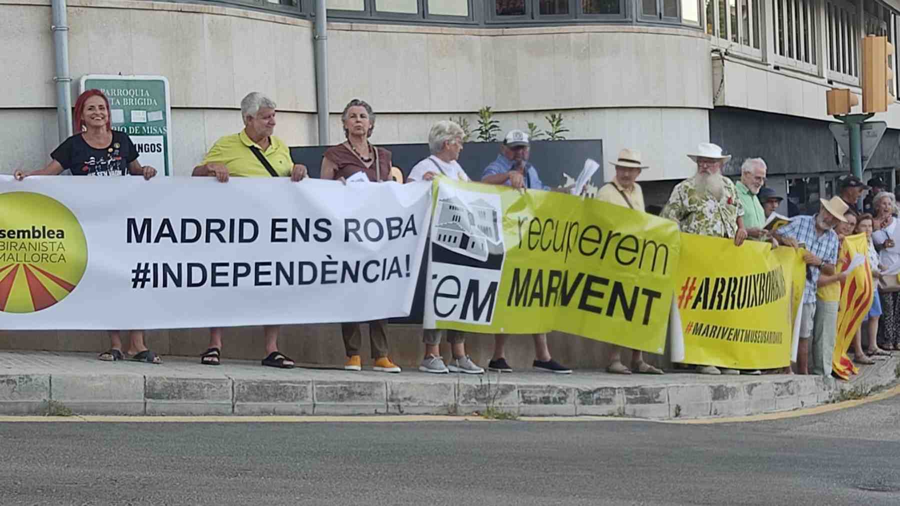 Concentración de independentistas frente al Palacio de Marivent esta tarde en Palma.