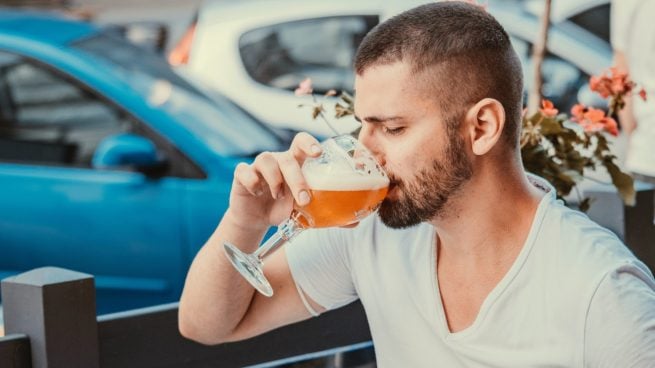 ¿Te pueden cobrar un extra por comer en la terraza de un restaurante?