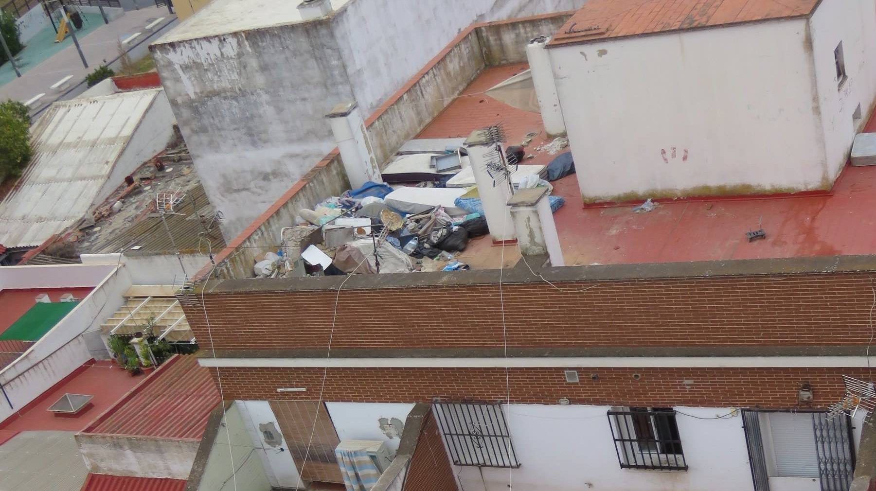 Edificio okupado en la calle Tharsis, en Huelva.
