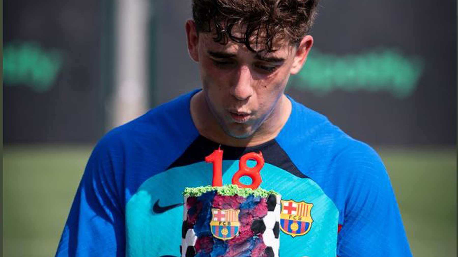 Gavi sopla las velas por su 18º cumpleaños (Barcelona FC)